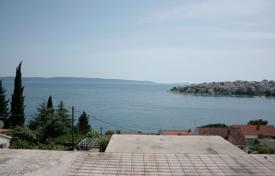 Новая квартира с террасой в резиденции с бассейном и фитнес-центром, в 50 метрах от моря, Округ, Хорватия за 310 000 €