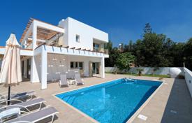 Просторная вилла с бассейном в 500 метрах от моря, Кисонерга, Кипр за 2 600 € в неделю