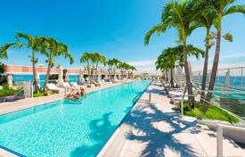 Меблированные апартаменты с парковкой, террасой и видом на океан в здании с бассейнами и тренажерным залом, Майами-Бич, США за $1 445 000