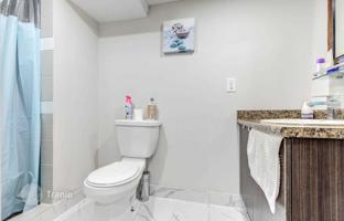 7-комнатный дом в Норт-Йорке за C$2 194 000