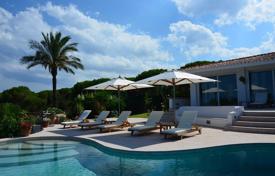 Новая элитная вилла с гостевым домом, бассейном и садом на первой линии у моря, Капо-Кода-Кавальо, Италия за 11 000 € в неделю