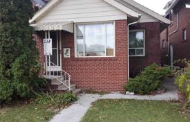 Дом в городе в Этобико, Торонто, Онтарио,  Канада за C$940 000