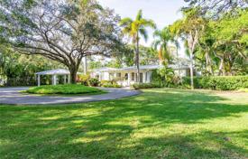 Просторная вилла с садом, задним двором, бассейном, зоной отдыха и парковкой, Майами, США за 1 869 000 €