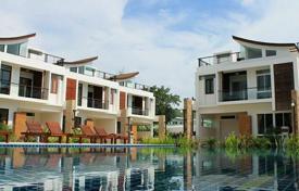 Данный проект это великолепный жилой поселок, расположившийся в 200 метрах от живописной бухты Раваи на самом юге острова Пхукет, Тайланд за 306 000 €