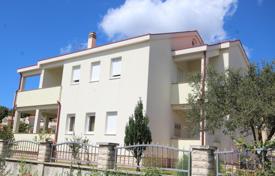 Меблированный дом с тремя апартаментами в спокойном районе, в 800 метрах от моря, Водице, Хорватия за 450 000 €