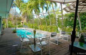 Комфортабельная вилла с садом, задним двором, бассейном, зоной отдыха и гаражом, Ки-Бискейн, США за 2 119 000 €