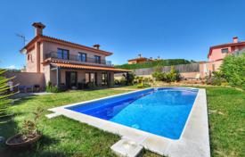 Двухэтажная вилла с бассейном и садом рядом с пляжем, в одном из лучших районов Льорет‑де-Мар, Испания за 845 000 €