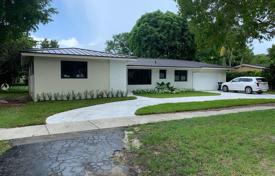 Уютный коттедж с задним двором, зоной отдыха и гаражом, Майами, США за $1 030 000