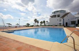 Двухуровневый таунхаус с парковкой, террасой и видом на море в жилом комплексе с бассейном, Касарес, Испания за 550 000 €