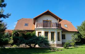 Двухэтажный загородный дом на большом изолированном участке земли, расположенный в заповедном районе Чешский Карст, 11 км к югу от Бероуна за 1 290 000 €