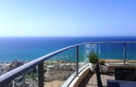 Современные апартаменты с террасой и видом на море в светлой резиденции, на первой линии от пляжа, Нетания, Израиль за $941 000