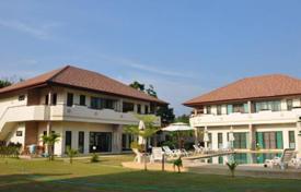 Трехкомнатная квартира в резиденции с бассейном, рядом с пляжем, Най Харн, Пхукет, Таиланд за 880 € в неделю