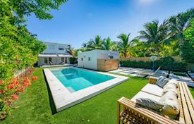 Просторная вилла с задним двором, бассейном, зоной отдыха и террасой, Майами-Бич, США за $2 575 000