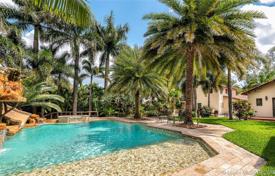 Средиземноморская вилла с большим участком, бассейном, гаражом и террасами, Майами-Бич, США за $4 995 000