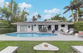 Двухэтажная вилла с бассейном, доком, террасой и видом на залив, Майами, США за 2 018 000 €