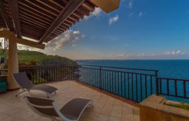 Элитная вилла с террасой, панорамным видом на море и садом в уютной резиденции, на первой линии от пляжа, Аугуста, Сицилия, Италия за 980 000 €