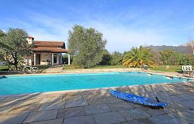 Вилла с бассейном, садом и террасой в престижном районе, Форте-дей-Марми, Италия за $3 900 в неделю