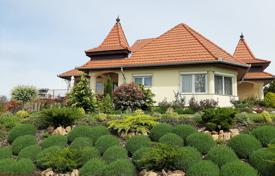 Семейный дом с садом и террасой с панорамным видом на озеро Балатон, Черсегтомай, Венгрия за 395 000 €