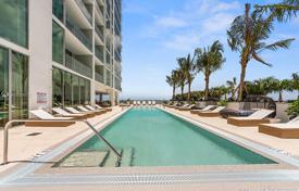 Комфортабельные апартаменты с парковкой, террасой и видом на залив в жилом комплексе с бассейном и спа-центром, Майами, США за $849 000