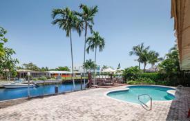 Просторная вилла с задним двором, бассейном, зоной отдыха и парковкой, Майами, США за 1 228 000 €