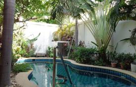 Меблированная вилла с бассейном, гаражом и террасой, Паттайя, Таиланд за $657 000