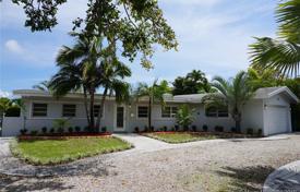 Уютный коттедж с задним двором, патио, гаражом и террасой, Майами, США за $859 000