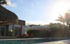 Комфортабельная вилла с задним двором, бассейном, зоной отдыха, террасой и гаражом, Майами-Бич, США за $2 750 000
