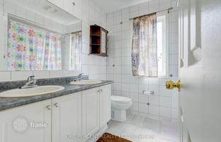 8-комнатный дом в Норт-Йорке за C$1 617 000