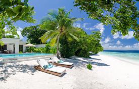 Вилла с бассейном в резиденции с теннисным кортом и центром водных видов спорта, на первой линии у моря, Атолл Баа, Мальдивы за $12 400 в неделю
