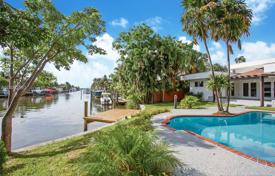 Уютная вилла с задним двором, бассейном, гаражом и террасой, Майами, США за 1 652 000 €