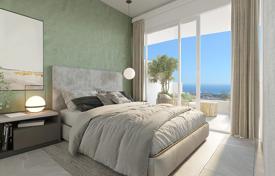 Квартира на первом этаже с 3 спальнями, большой террасой и видом на море в Бенальмадена за 462 000 €
