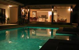 Комфортабельная вилла с бассейном рядом с пляжем, Чангу, Бали, Индонезия за 2 700 € в неделю
