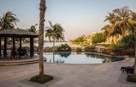 Стильная вилла с большим бассейном и собственным пляжем в престижном районе Пальма Джумейра, Дубай, ОАЭ за 8 600 € в неделю