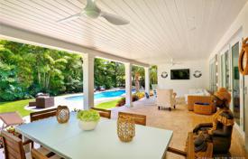 Великолепная вилла с задним двором, бассейном и террасой, Майами, США за $1 599 000