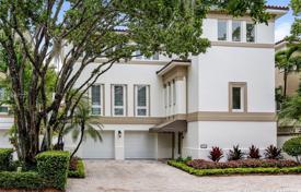 Комфортабельный коттедж с патио, гаражом и террасой в жилом комплексе с бассейном и теннисными кортами, Майами, США за $2 199 000