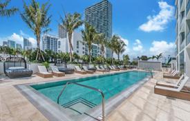 Комфортабельные апартаменты с террасой и видом на залив в здании с бассейном и тренажерным залом, Майами, США за $850 000