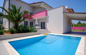 Дом с двумя квартирами, бассейном и живописным видом в 800 метрах от моря, Медулин, Хорватия за 360 000 €