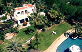 Вилла с видом на море, четырьмя гостевыми домами, бассейном и джакузи, на территории живописного парка, Сан-Карлос, Ибица, Испания за 10 000 € в неделю