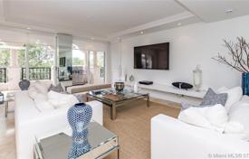 Современные апартаменты с видом на океан в резиденции на первой линии от пляжа, Майами-Бич, Флорида, США за $1 350 000