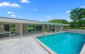 Комфортабельная вилла с задним двором, бассейном, зоной отдыха и гаражом, Майами, США за $1 075 000