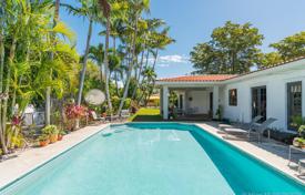 Комфортабельная вилла с садом, задним двором, бассейном и зоной отдыха, Майами-Бич, США за 1 674 000 €