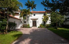 Просторная вилла с задним двором, бассейном, зоной отдыха, террасой и двумя гаражами, Майами, США за $980 000