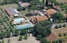 Вилла с гостевыми квартирами, бассейном, оливковой рощей в Чечине, Тоскана, Италия за 1 980 000 €