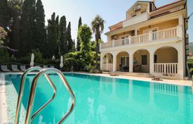 Меблированная вилла с бассейном, садом и виноградником в 250 метрах от моря, Каштел-Лукшич, Хорватия за 1 250 000 €