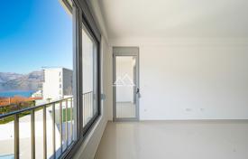 Квартира с панорамным видом на залив в ЖК с бассейном в Доброте за 185 000 €