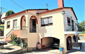 Солнечная вилла с гаражом в спокойном резиденции с бассейном и рестораном, Льорет‑де-Мар, Испания за 254 000 €