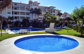 Меблированные апартаменты с парковкой, террасой и видом на горы в жилом комплексе с садом и бассейнами, Михас, Испания за 280 000 €