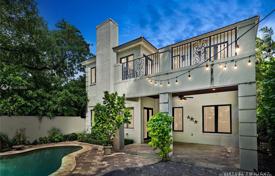 Просторная вилла с задним двором, бассейном, террасой и двумя гаражами, Майами, США за $2 399 000