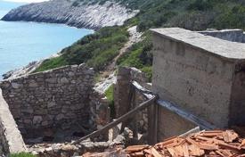 Дома, требующие ремонта, с большом сельскохозяйственным земельным участком, на берегу моря, Комижа, Хорватия за 1 210 000 €