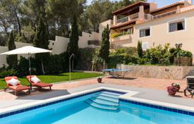 Просторная меблированная вилла с видом на горы, садом, бассейном и парковкой, Ибица, Испания за 6 600 € в неделю